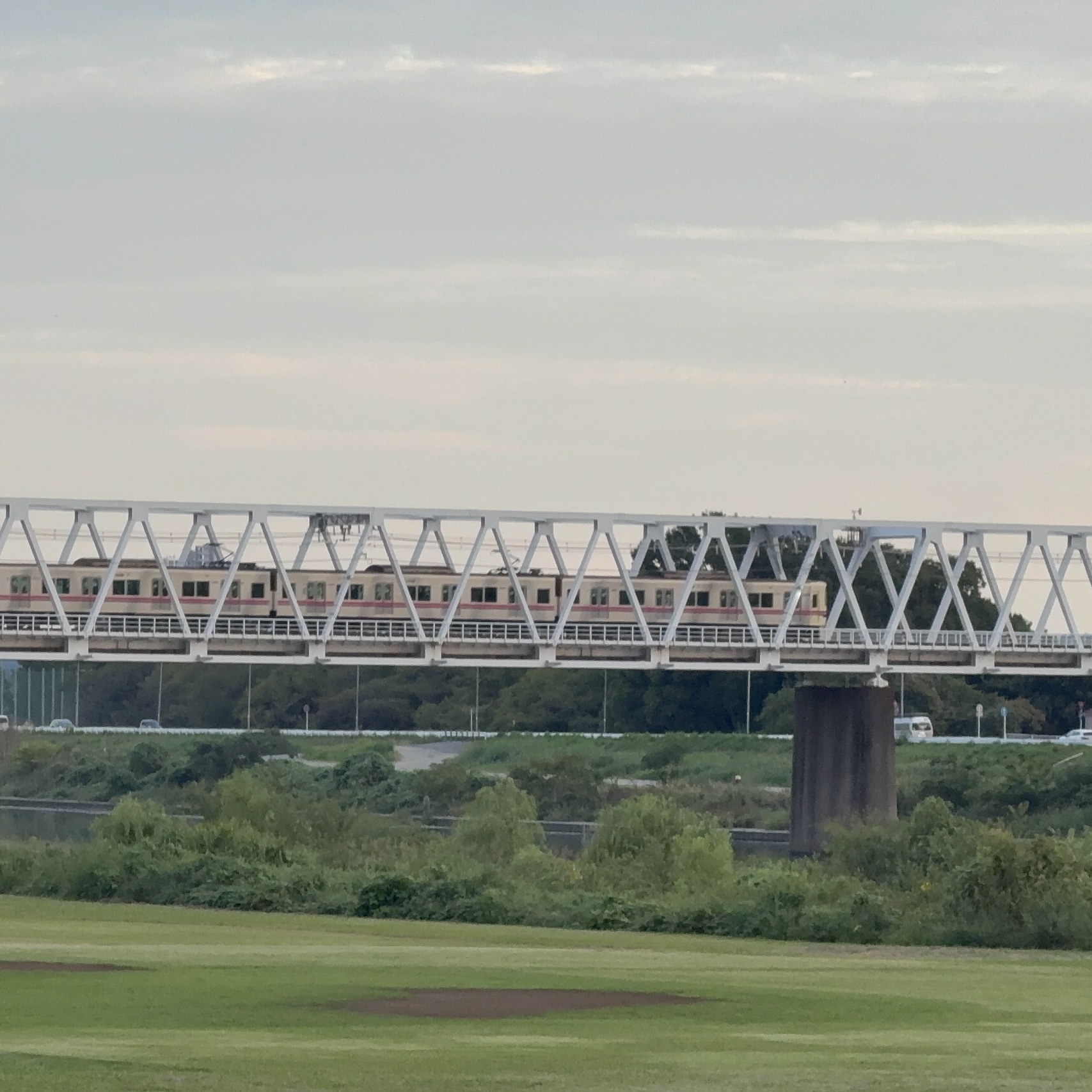 京王電車が走るようす