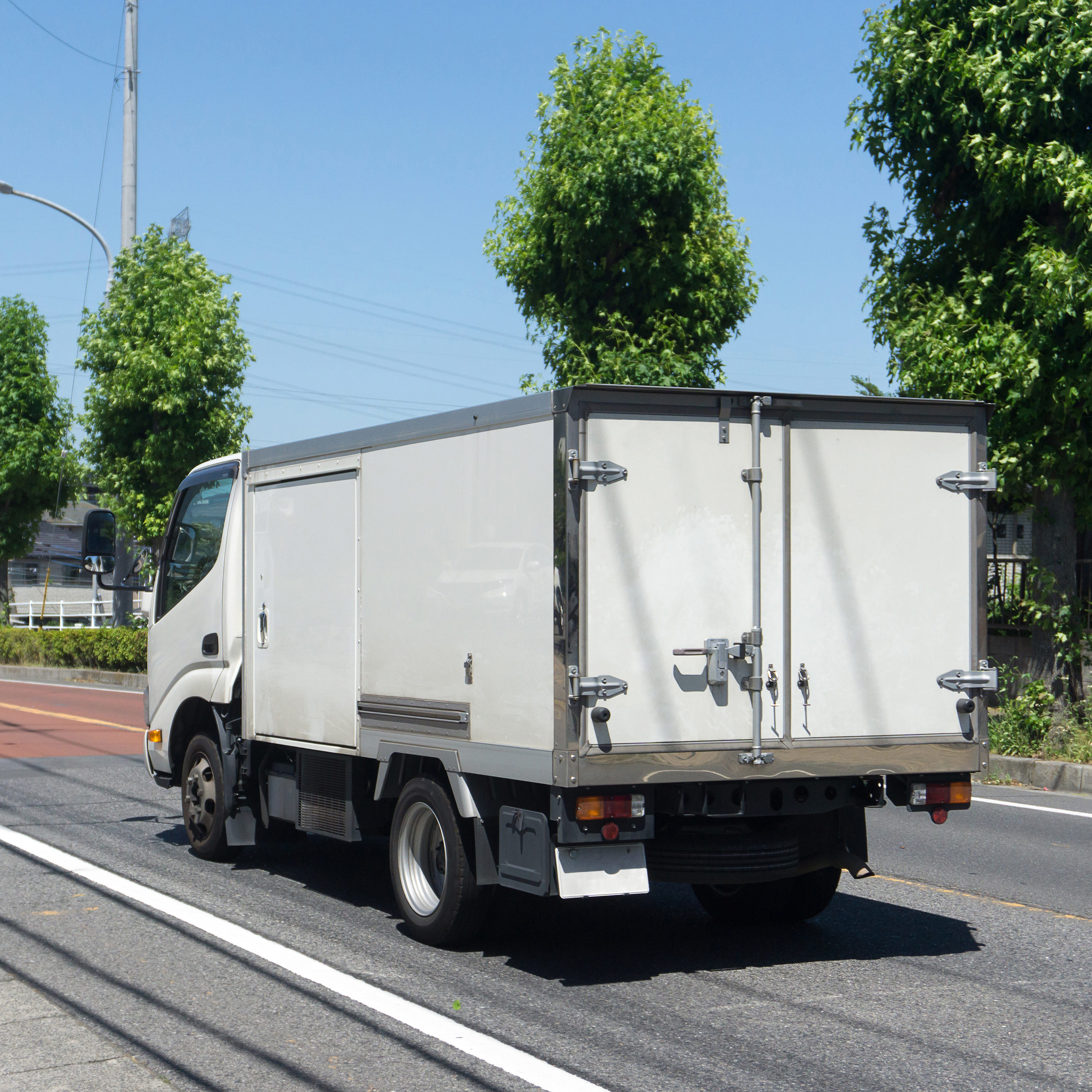 トラックが走る様子